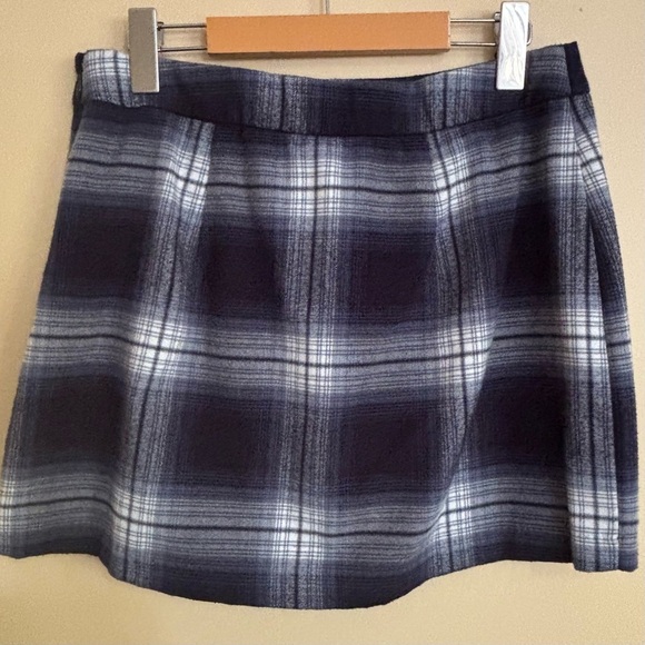 Abercrombie & Fitch| Navy Blue/White Plaid Lined Mini Skirt Size M - Picture 3 of 5